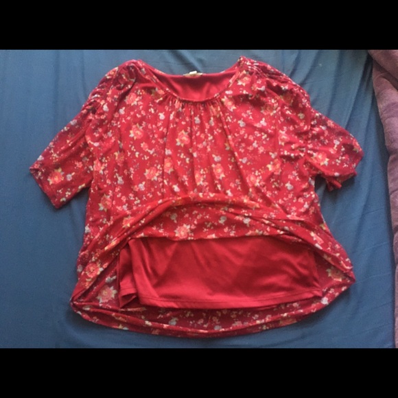 Flowy red rose shirt - Picture 2 of 2
